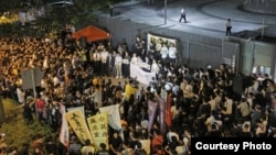 港人在政府總部外抗議DQ民主派議員(蘋果日報圖片)