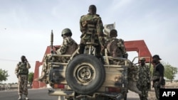 Des soldats de la 7e division de l'armée nigériane quittant Maiduguri dans l'Etat de Borno, Nigeria, le 25 mars 2016.