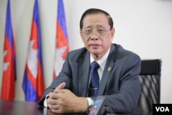 រូបឯកសារ៖ លោក​ សុខ ឥសាន​ អ្នក​នាំ​ពាក្យគណបក្សប្រជាជនកម្ពុជា​ ផ្តល់​បទ​សម្ភាសន៍​ជាមួយ​ VOA​ នៅ​ឯទីស្នាក់ការគណបក្ស ​ក្នុង​រាជធានី​ភ្នំពេញ​ កាល​ពី​ថ្ងៃ​ទី​១២​ ខែ​តុលា​ ឆ្នាំ​២០១៦​។ ​(ហ៊ាន​ សុជាតា​/ VOA​)