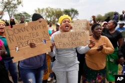 Ndugu na marafiki wakishinikiza kuwepo mabadiliko katika mfumo wa uchambaji madini ya dhahabu katika mgodi ambao wachimbaji haramu wamekwama, Afrika Kusini, Ijumaa, Nov 15, 2024.