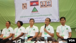 រូបឯកសារ៖ លោកយ៉ង សាំងកុមារ ប្រធានកម្មវិធីពង្រឹងសមត្ថភាពថ្នាក់ដឹកនាំមូលដ្ឋាននៃគណបក្សប្រជាធិបតេយ្យមូលដ្ឋាន ថ្លែងនៅក្នុងថ្ងៃប្រារព្ធខួបនៃការបង្កើតគណបក្សថ្មីដែលមានអាយុ១ឆ្នាំនេះ កាលពីព្រឹកថ្ងៃអង្គារ ទី១ ខែសីហា ឆ្នាំ២០១៦ នៅស្នាក់ការបក្សនៃរាជធានីភ្នំពេញ។ (ឡេង ឡែន/VOA)