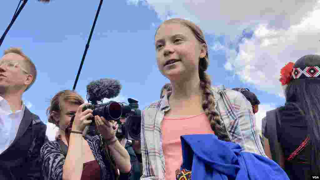 នាង Greta Thunberg សកម្មជនបរិស្ថានវ័យក្មេងដ៏លេចធ្លោម្នាក់ បង្ហាញខ្លួននៅខាងមុខតុលាការកំពូលសហរដ្ឋអាមេរិកក្នុងរដ្ឋធានីវ៉ាស៊ីនតោន ថ្ងៃទី១៨ ខែកញ្ញា ឆ្នាំ២០១៩។ (ហ៊ុល រស្មី/VOA)