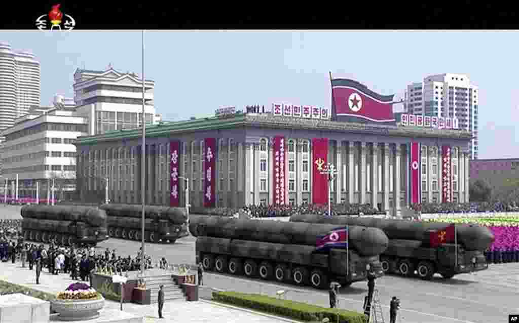官方電視台KRT視頻圖像顯示,導彈車參加閱兵式,通過平壤金日成廣場(2017年4月15日)。