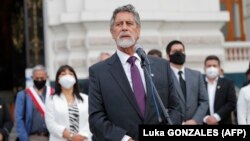 Le député Francisco Sagasti s'exprime après avoir été choisi comme président par intérim du Pérou par le Congrès à Lima, le 16 novembre 2020.