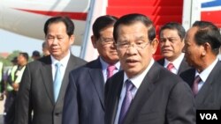 រូបឯកសារ៖ លោក​នាយក​រដ្ឋមន្រ្តី ហ៊ុន សែន ត្រឡប់​មក​ពី​ចូលរួម​វេទិកា​ក្រវាត់ផ្លូវពាណិជ្ជកម្មចិន​ ជា​លើក​ទី២​នៅ​ទីក្រុង​ប៉េកាំង ប្រទេស​ចិន នា​ថ្ងៃទី២៩ ខែមេសា ឆ្នាំ២០១៩។ (ហ៊ុល រស្មី/VOA Khmer) 