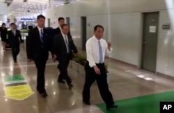 視頻截圖顯示北韓的第二號人物、勞動黨中央副委員長金英哲2018年5月29日出現在北京機場。