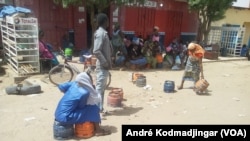 Les bobonnes de gaz butane vide en attendant les recharges, à N’Djamena, le 4 avril 2019. (VOA/André Kodmadjingar)