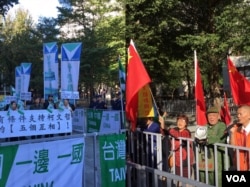 台灣獨派團體“台灣國行動協會”（左）與支持中國政權的“第三勢力333政黨團結聯盟”（右）12月20日在台北上海城市論壇舉辦場地外同時舉行集會（美國之音許寧拍攝）