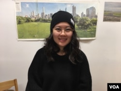 អ្នកនាង Thu Nguyen គឺជាជំនួយការ​ជាន់​ខ្ពស់​ខាង​ទំនាក់ទំនង​នៃ​អង្គការ​ OCA-Asian Pacific American Advocates ដែល​បានចូលរួមរៀបចំព្រឹត្តិការណ៍​បត់​ចាប​ក្រដាស​នៅក្នុង​បណ្ណាល័យRadical Library​ ក្នុង​រដ្ឋធានី​វ៉ាស៊ីនតោន​កាល​ពី​ថ្ងៃ​ទី​១៨​ខែ​វិច្ឆិកា ឆ្នាំ​២០១៨។ (សាយ មុន្នី/VOA)