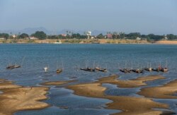 រូបឯកសារ៖ ទូកនេសាទសំចតនៅក្បែរច្រាំងទន្លេមេគង្គ ដែលបានប្រែពណ៌ខៀវខុសធម្មតា នៅក្នុងខេត្ត Nakhon Phanom ប្រទេសថៃ កាលពីថ្ងៃទី៤ ខែធ្នូ ឆ្នាំ២០១៩។