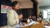 លោកស្រី​ Kathy Ko Chin ​សមាជិក​នៃ​គណៈ​កម្មការ​ប្រឹក្សា​របស់​លោក​ប្រធានា​ធិបតី​សហរដ្ឋ​អាមេរិក​ទទួល​បន្ទុក​ពលរដ្ឋ​អាមេរិកាំង​ដើម​កំណើត​អាស៊ី​ និង​ប៉ាស៊ីហ្វិក និយាយ​ទៅ​កាន់​អ្នក​ចូលរួម​ក្នុង​វេទិកា​មួយ​ស្តី​ពី​ផល​ប៉ះពាល់​នៃ​ការ​បណ្តេញ​ចេញ​នៃ​ពលរដ្ឋ​ខ្មែរ​អាមេរិកាំង ដែល​បាន​ប្រព្រឹត្ត​អំពើ​ខុស​ច្បាប់​នៅ​ទីក្រុង​ឡុងប៊ិច រដ្ឋ​កាលីហ្វញ៉ា កាល​ពី​ថ្ងៃពុធ ទី១៦ ខែ​ធ្នូ ឆ្នាំ​២០១៥។ (ម៉ែន គឹមសេង/VOA)
