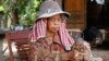 អតីតខ្មែរក្រហម លោកស្រី ផាត់ រុន អាយុ៦៥ឆ្នាំ រស់នៅ​ក្នុងភូមិកណ្តាលក្រោម ឃុំអន្លង់វែង ស្រុកអន្លងវែង ខេត្តឧត្តរមានជ័យ ចងស្លឹកព្រាល យកទៅ​ធ្វើជន្លុះ។ (ស៊ុន ណារិន/VOA)