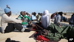 Des migrants africains après avoir été secourus en mer au large de Tripoli, Libye, 21 décembre 2015.