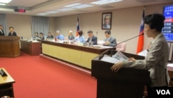 台灣立法院內政委員會6月13號質詢的情形(美國之音張永泰拍攝)