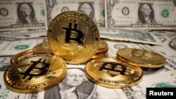虛擬貨幣比特幣與美元鈔票。