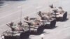 1989年6月中国青年在天安门广场附近阻挡坦克。胡锡进说，邓小平维稳手段用得很重