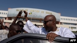 Le député sénégalais, Barthélemy Dias, salue les sympathisants alors qu'il quitte le palais de justice de Dakar le 1er décembre 2016.