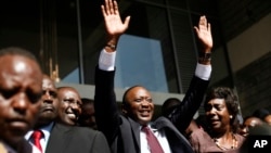 Uhuru Kenyatta akipunga mkono mara baada ya kushinda katika uchaguzi wa Kenya.