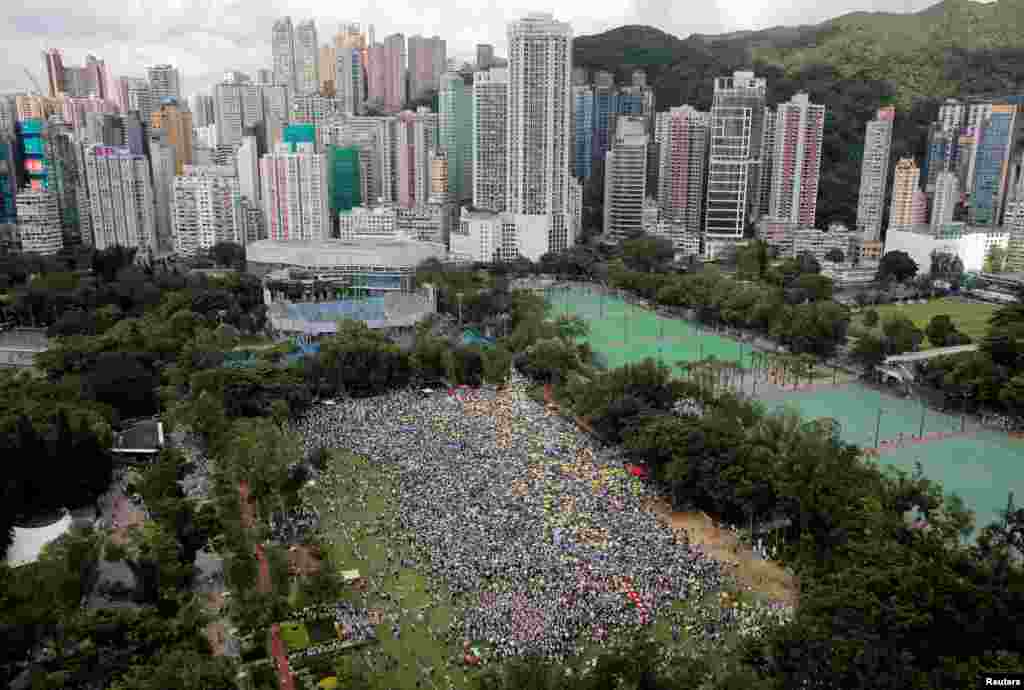 2019年6月9日在香港維多利亞公園,示威群眾要求當局廢除擬議中的把犯人引渡到中國的法案。他們手持黃色雨傘,這是過去的佔領中環運動的象徵。