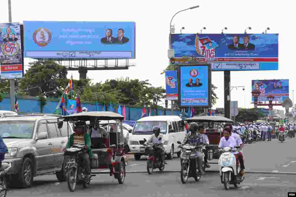 គណបក្សប្រជាជនកម្ពុជាដែលកំពុងដឹកនាំរដ្ឋាភិបាល នៅព្រឹកថ្ងៃសៅរ៍នេះ បានចាប់ផ្តើមយុទ្ធនាការឃោសនាបោះឆ្នោតដែលធំជាងគណបក្សនយោបាយផ្សេងៗ នៅរាជធានីភ្នំពេញ ថ្ងៃសៅរ៍ ទី២៩ ខែកក្កដា ឆ្នាំ២០១៨។ (ស៊ុន ណារិន/VOA)
