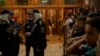 Les filles venant au cinéma au Caire sont maintenues derrière des clôtures et gardées par des femmes policières pour les protéger du harcèlement sexuel.