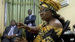 Les opposants Julius Maada Bio, à gauche, et Kadi Sesay, à droite, en réunion à Freetown, Sierra Leone, 20 novembre 2012.