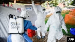Des agents de santé en tenue de protection contre Ebola à l'hôpital général de Bwera, en Ouganda, 2 décembre 2018.