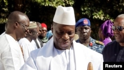 Le président gambien accueille le président nigérian à Banjul, en Gambie, le 13 janvier 2017.