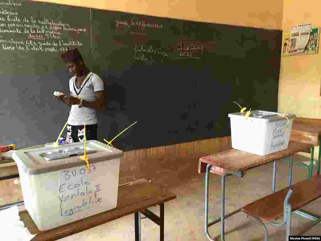 Au bureau de vote de l'école Yantala Haut de Niamey, 21 février 2016 (VOA/Nicolas Pinault). Près de 7,5 millions d'électeurs (sur 18 millions d'habitants) sont inscrits pour ce scrutin présidentiel, couplé à des législatives.