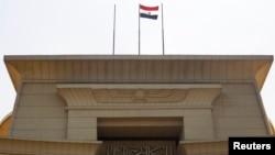Le drapeau egyptien sur le toit de la cour suprême au Caire, le 4 juillet 2013.