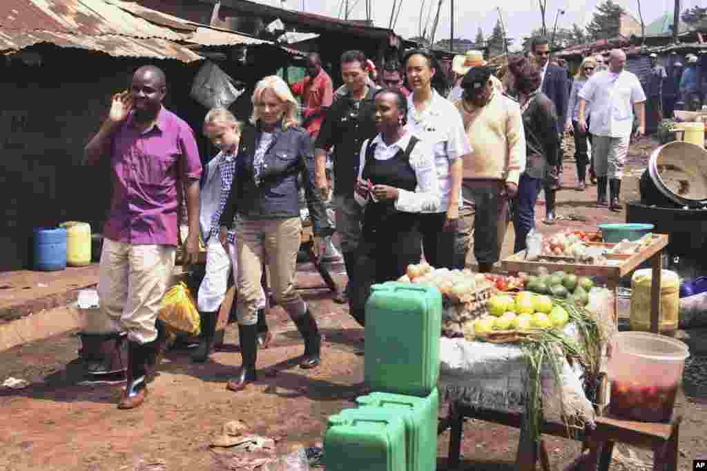  Jill Biden (kati kati) akitembelea kitongoji cha Kibera wakati wa ziara yake ya kwanza Kenya mwaka 2010, wakati mume wake Joe Biden alikua makamu rais. 