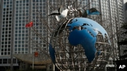 中國外交部大樓前的地球儀雕像。（2020年3月18日）