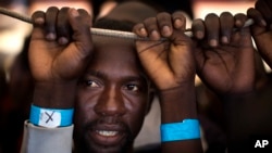 Samuel du Nigeria, 25 ans, attend d’être évacué en Sicilie, Italie, 17 juin 2017.