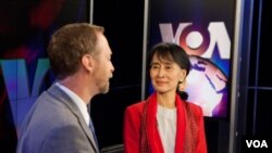 លោកស្រី​ អង់សាន ស៊ូជី (Aung San Suu Kyi) ផ្តល់​បទសម្ភាសន៍​ជាមួយ​លោក​ Scott Stearns ក្នុង​ស្ទូឌីយោ​វីអូអេ​ក្នុង​រដ្ឋធានី​វ៉ាស៊ីនតោន កាល​ពី​រសៀល​ថ្ងៃ​អង្គារ​ទី​១៨ ខែ​កញ្ញា​នេះ។ (Alison Klein/VOA)
