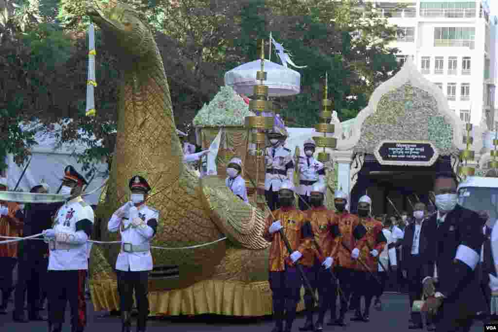 ពិធីដង្ហែព្រះសពរបស់សម្តេចក្រុមព្រះនរោត្តម រណឫទ្ធិ ចេញពីព្រះដំណាក់ ទៅកាន់វាលព្រះមេរុ មុខវត្តបុទមវតី រាជធានីភ្នំពេញ ថ្ងៃទី៨ ខែធ្នូ ឆ្នាំ២០២១។ (ហ៊ាន សុជាតា/វីអូអេ)