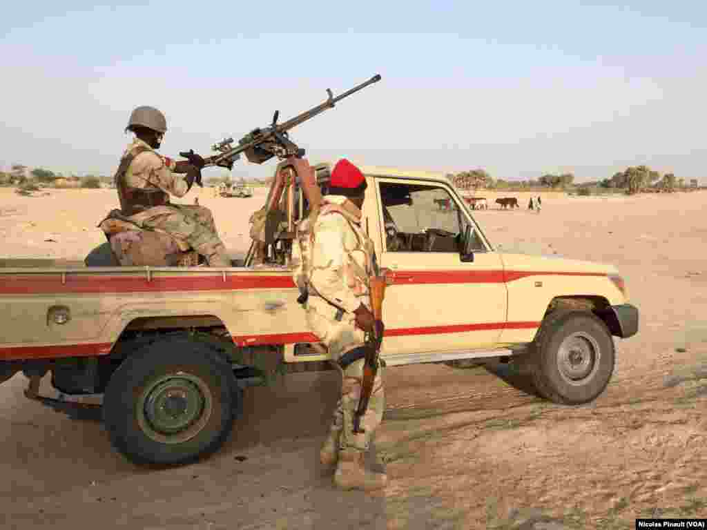 Une mitrailleuse montée sur un véhicule de l'armée nigérienne dans le village de Zenam Kelouri, le 29 février 2016.