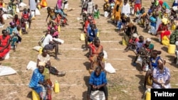 Wakimbizi wakipokea msaada katika kambi ya Kakuma wakati huu wa janga la coronaKenya, Aprili 2020 (Photo: Samuel Otieno/Twitter @UNOCHA)