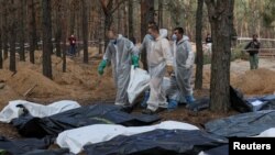Місце масового поховання у звільненому від російських військ Ізюмі, Харківщина, 19 вересня 2022. REUTERS/Sofiia Gatilova