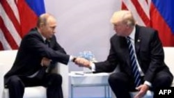 Les présidents russe Vladimir Poutine (g) et américain Donald Trump, le 7 juillet 2017 à Hambourg, lors du sommet du G20.