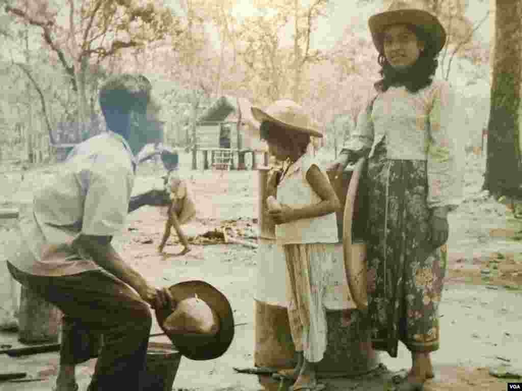 រូបថតថតដោយលោក Michael Vickery ដែលត្រូវបានដាក់បង្ហាញនៅក្នុងពិពរណ៌រូបថតនៅមជ្ឈមណ្ឌលបុប្ផាណា កាលពីថ្ងៃព្រហស្បតិ៍ ទី១១ ខែតុលា ឆ្នាំ២០១៨។ (ណឹម សុភ័ក្រ្តបញ្ញា/VOA)