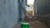 Kits de lavage des mains devant des maisons à Conakry, le 1er avril 2020. (VOA/Zakaria Camara)