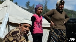 Photo d’archives : des refugiés syriens sont vus, ici, dans un camp de réfugiés improvisé à quelques kilomètres de la frontière entre la Syrie et la Turquie, le 23 avril 2013.