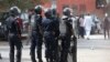 Des policiers sénégalais montent la garde devant les locaux du pool judiciaire financier (PJF) à Dakar, où Mouhamadou Ngom, dit Farba, député de l'opposition se trouvait le 27 février 2025. AFP / Seyllou