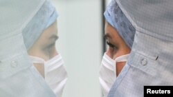Фармацевтка готує препарати у стерильній кімнаті лікарні Centre Hospitalier Regional de la Citadelle Hospital у Бельгії, 16 червня 2020 (REUTERS/Yves Herman)