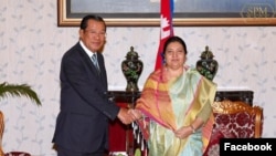 លោក​នាយករដ្ឋមន្ត្រី​ ​ហ៊ុន សែន និងលោកស្រី Bidhya Devi Bhandari ប្រធានាធិបតីនេប៉ាល់ ជួបពិភាក្សាគ្នានៅក្នុងការ​ប្រជុំ​កំពូល​អាស៊ី​ប៉ាស៊ីហ្វិក​ឆ្នាំ​២០១៨ ប្រទេសនេប៉ាល់ ថ្ងៃទី៣០ ខែវិច្ឆិកា ឆ្នាំ២០១៨។ (រូបថតដកស្រង់ពីហ្វេសប៊ុក Samdech Hun Sen, Cambodian Prime Minister)