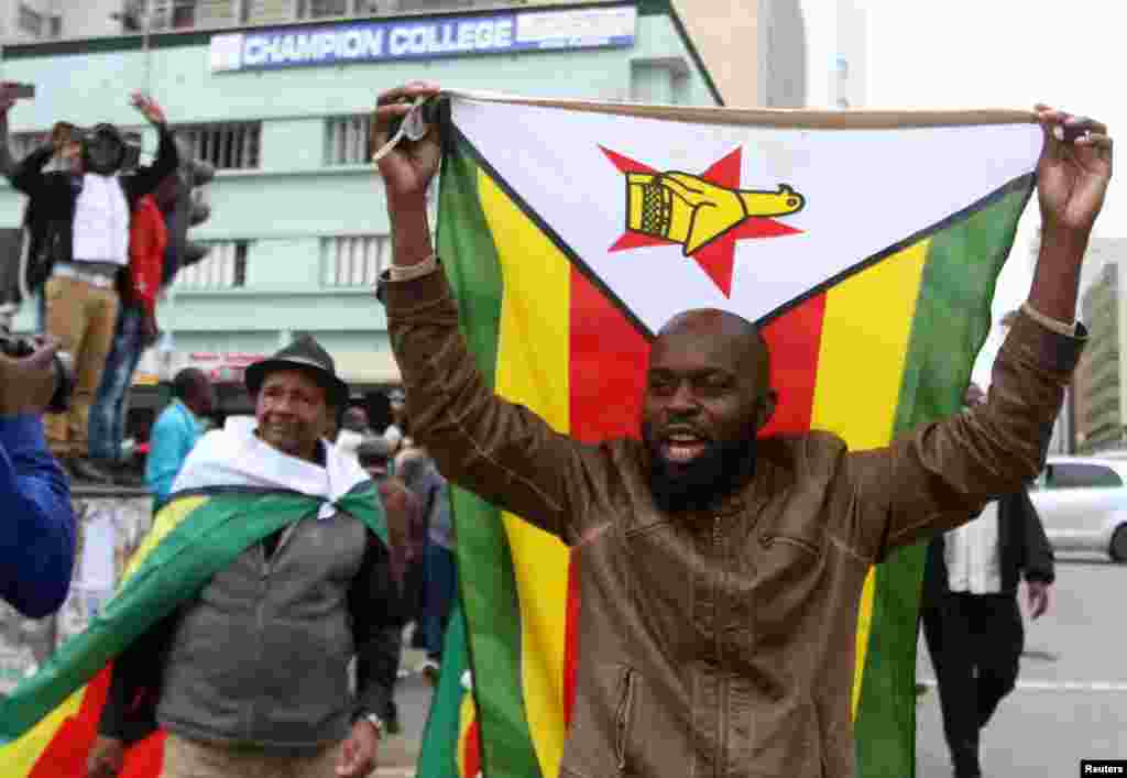 Les manifestants se rassemblent pour demander la démission du président zimbabwéen Robert Mugabe, à Harare, Zimbabwe,18 novembre 2017. 