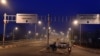 Des véhicules circulent au centre de Niamey, Niger, 11 mars 2016. 