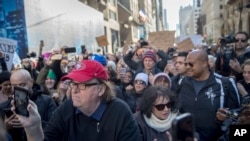Michael Moore , manifestation anti-Trump, Fifth Avenue près de Trump Tower, New York, le 12 novembre 2016.(AP Photo/Mary Altaffer)