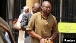 Le pasteur Evan Mawarire est escorté par les détectives à Harare, Zimbabwe, le 26 septembre 2017. 