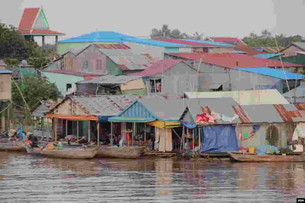 ភូមិមួយនៅក្បែរកំពង់ដ អរិយក្សត្រ ក្នុងឃុំអរិយក្សត្រ ខេត្តកណ្តាលនៃប្រទេសកម្ពុជា នៅថ្ងៃទី២៧ ខែកញ្ញា ឆ្នាំ២០១៤។ (នូវ ពៅលក្ខិណា)